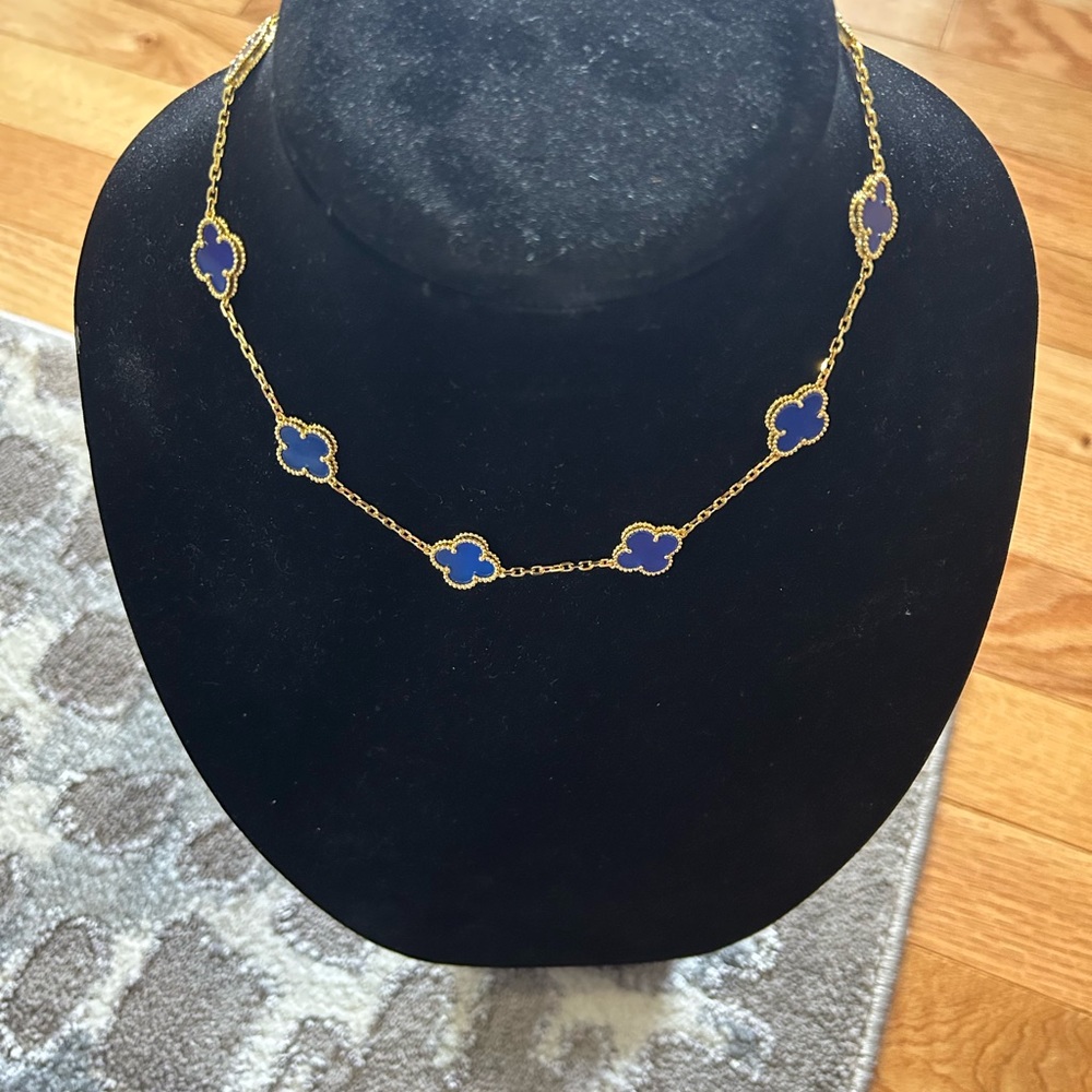 Yellow gold and blue agate 10 motif necklace